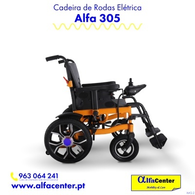 Cadeira de rodas elétrica Alfa 305 com estrutura laranja e preta e joystick de controle