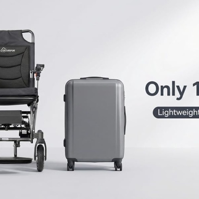 Cadeira de rodas elétrica preta com mala cinza e texto Only 13KG Lightweight design