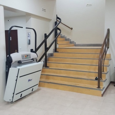 Escada interior com plataforma elevatória para mobilidade reduzida e logótipo LIFTECH Move up.