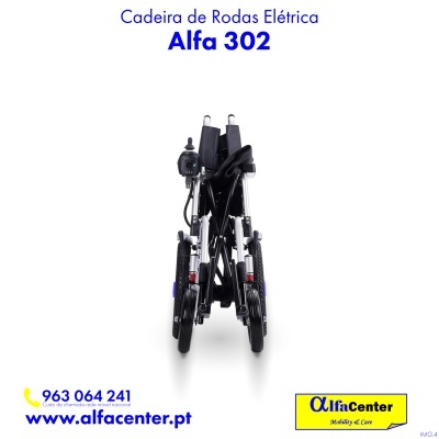 Cadeira de rodas elétrica Alfa 302 preta com manípulo e estrutura metálica
