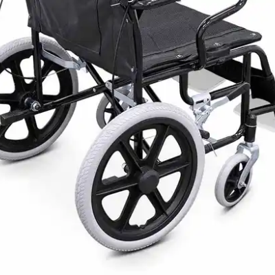 cadeira de rodas preta com pneus cinzentos e apoio para pés metálico