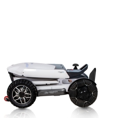 Robot cortador de relva cinzento claro com rodas e comandos pretos