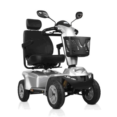 Scooter de mobilidade elétrica prateada com assento preto e cesto frontal