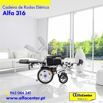 Cadeira de rodas elétrica preta e cinza numa sala branca moderna com texto e logo AlfaCenter.