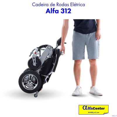Cadeira de rodas elétrica dobrável Alfa 312 visualizada junto a uma pessoa