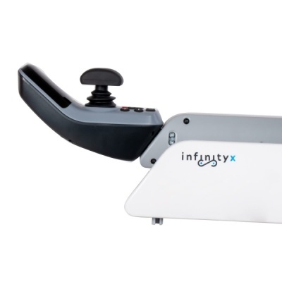 Máquina de fitness branca e preta com marcas Infinityx e controlos numa das extremidades.