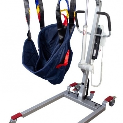 Elevador de pacientes com assento suspenso em tecido azul escuro e estrutura metálica cinza