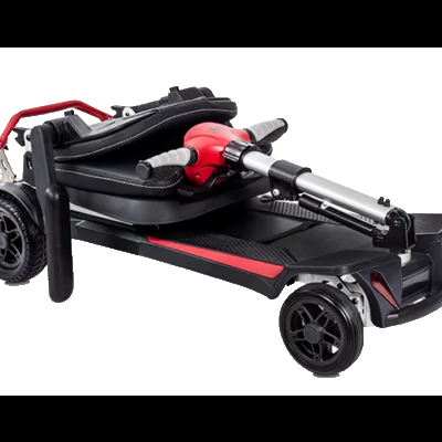 Scooter elétrico preto com detalhes vermelhos dobrado sobre fundo branco