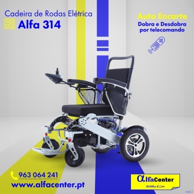 Cadeira de rodas elétrica Alfa 314 preta com joystick e estrutura metálica cinza, texto e grafismos azul e amarelo em fundo branco