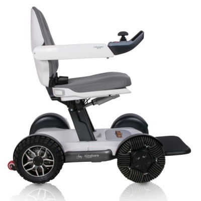 Cadeira de rodas motorizada cinzenta com assento cinzento e comando manual