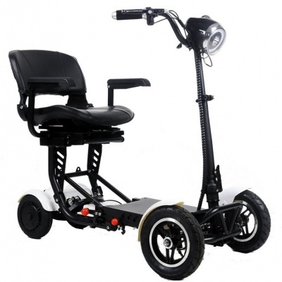 Scooter de mobilidade preta com assento confortável e apoio de braços