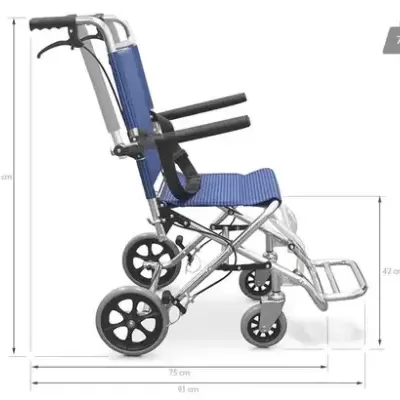 Cadeira de rodas portátil azul e prata com apoios e rodas pretas, em fundo branco