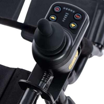 Joystick no sistema de controlo de cadeira de rodas elétrica preta
