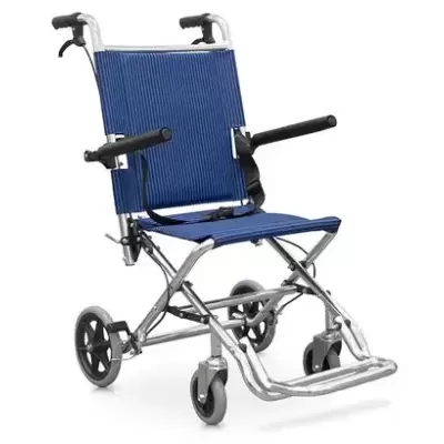 Cadeira de rodas leve com assento azul e estrutura metálica prateada