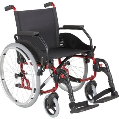 Cadeira de rodas manual vermelha com assento preto e rodas cinzentas