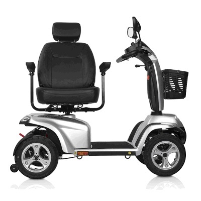 Scooter elétrico cinzento com assento preto e cesto frontal