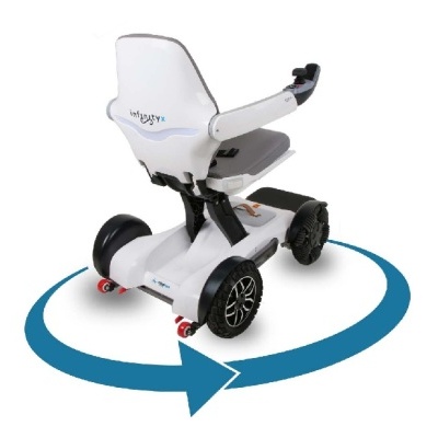 Cadeira de rodas motorizada branca com assento acolchoado e roda azul circular ao redor