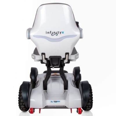 Carrinho motorizado branco com rodas pretas e logótipo 'infinityx' no assento