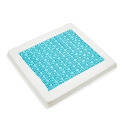 Almofada quadrada branca com área central azul em padrão quadriculado