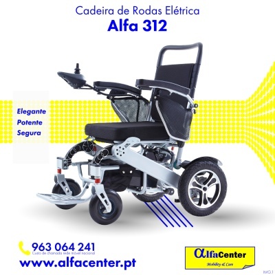 Cadeira de rodas elétrica Alfa 312 preta com estrutura metálica prateada em fundo branco com padrão amarelo e azul.