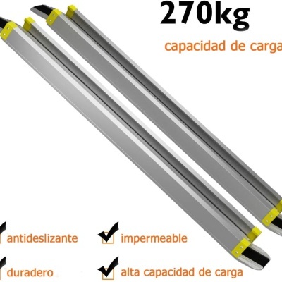 Duas rampas metálicas cinzentas com texto em espanhol sobre capacidade e características