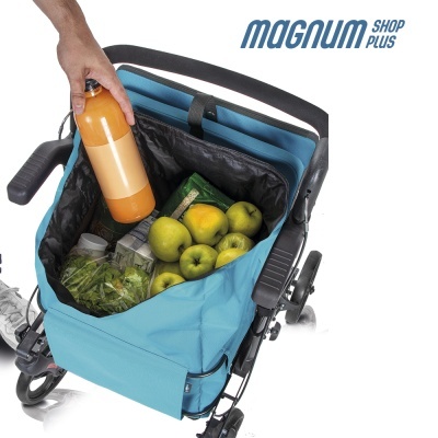 Carrinho azul com interior preto cheio de fruta e garrafa laranja