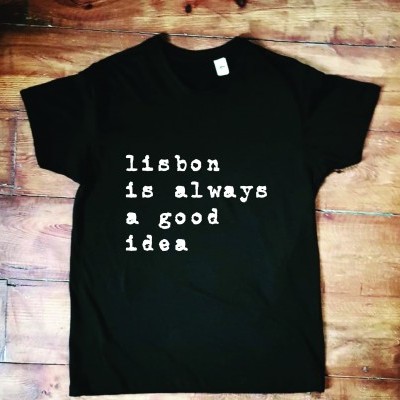 T-shirt preta com frase em branco 'lisbon is always a good idea'