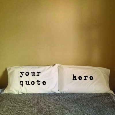 Duas almofadas brancas com texto 