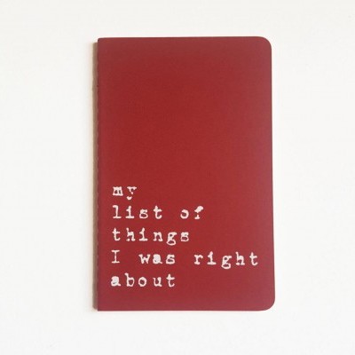 Caderno vermelho com texto branco 'MY list of things I was right about'