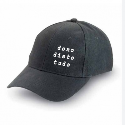 Boné preto com texto branco 'dono disto tudo'