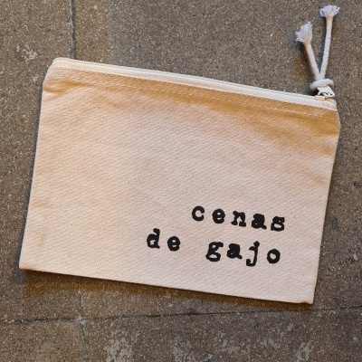 Bolsa de tecido algodão cru com fecho e texto 'cenas de gajo' preta