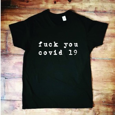 T-shirt preta com texto branco 'fuck you covid 19'