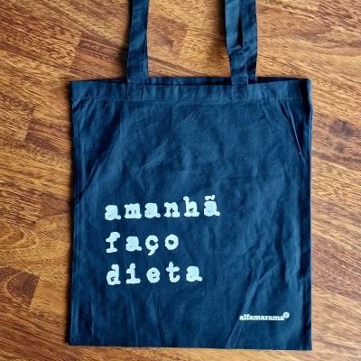 Saco de tecido preto com texto branco 