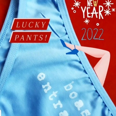 Roupa interior azul claro com texto branco e gráficos de Ano Novo