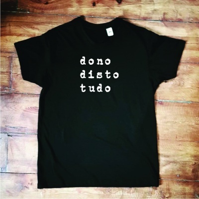 T-shirt preta com texto branco 'dono disto tudo'