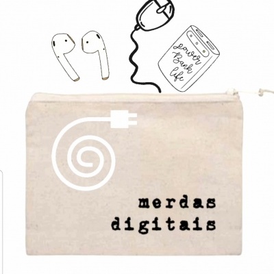 Bolsa de algodão cru com design de cabo USB e texto 'merdas digitais'