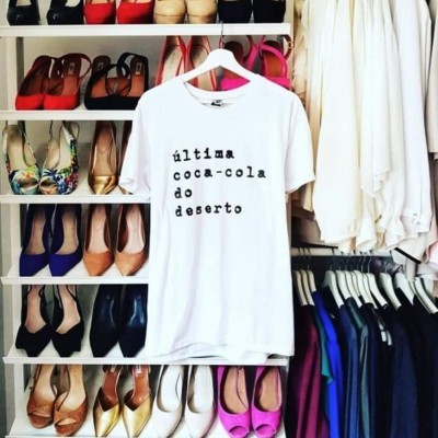 Roupeiro com sapatos de salto alto coloridos e t-shirt branca com texto