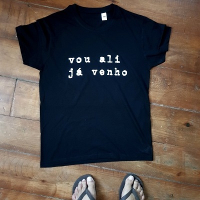 T-shirt preta com texto branco 