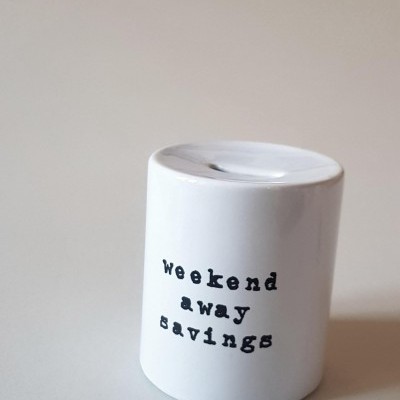 Pote branco de cerâmica para poupanças com texto em preto