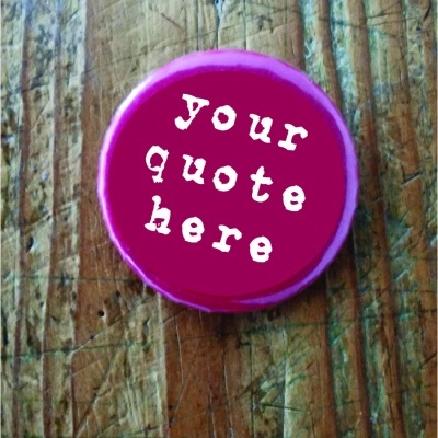 Chapa cor-de-rosa com texto branco em superfície de madeira