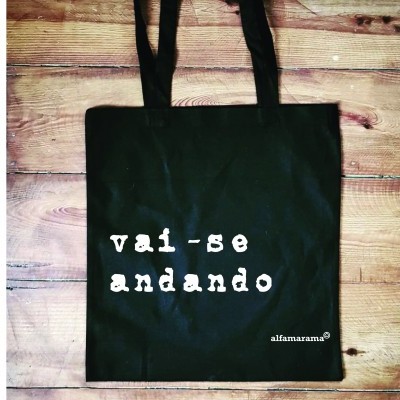 Saco de tecido preto com texto branco 'vai-se andando' e 'alfamarama®'