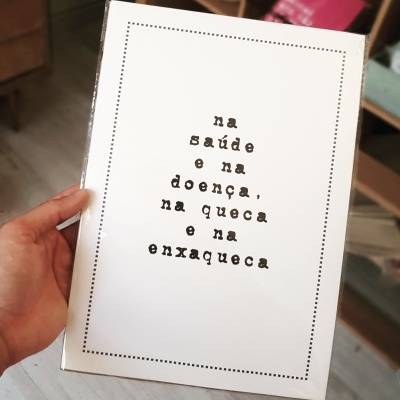 Cartão branco com texto em português em formato de triângulo