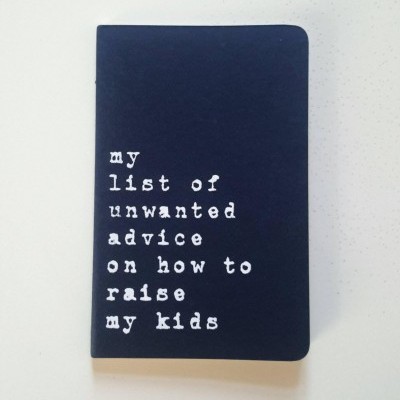 Caderno azul escuro com texto branco sobre criação de filhos
