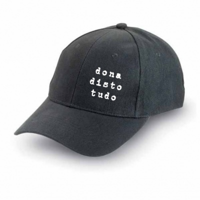 Boné preto de tecido com texto branco 'dona disto tudo'