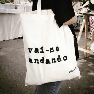 Saco de algodão branco com texto vai-se andando em preto