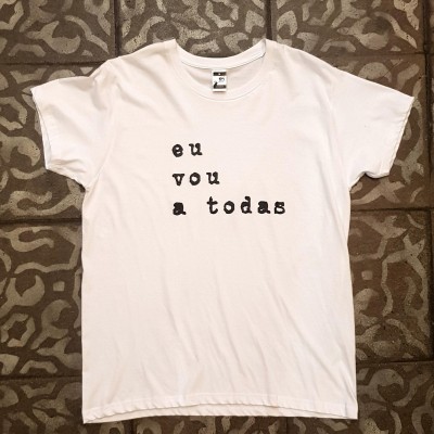 T-shirt branca com texto preto eu vou a todas