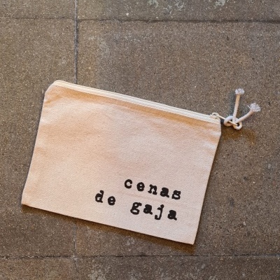 Necessaire em tecido cru com fecho e texto 