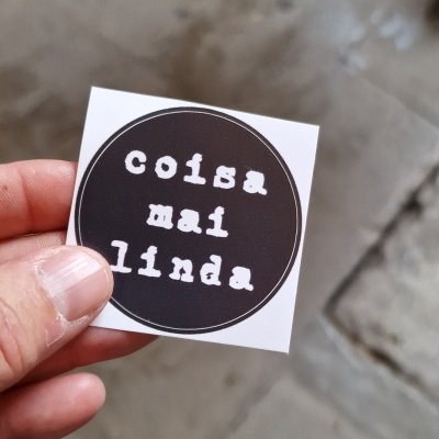 Sticker branco quadrado com texto 'coisa mai linda' em círculo preto