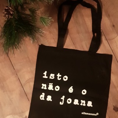 Saco tote de tecido preto com texto branco e alças pretas