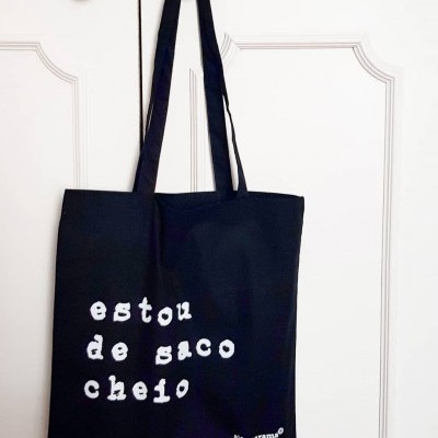 Saco de pano preto com texto branco 'estou de saco cheio'